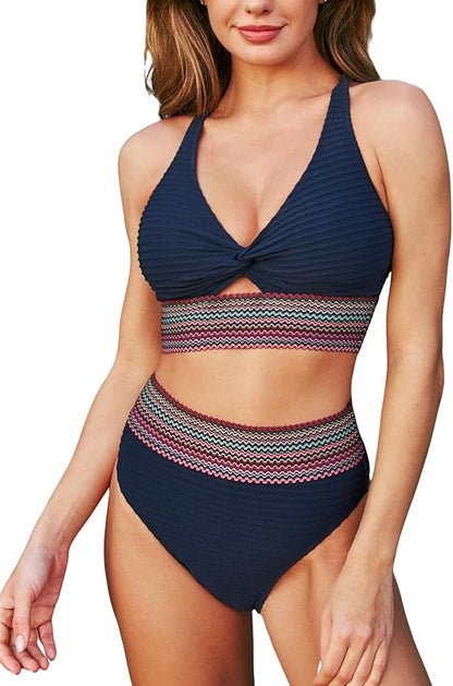 Conjunto de bikini azul marino con top triangular anudado y braguita alta a rayas