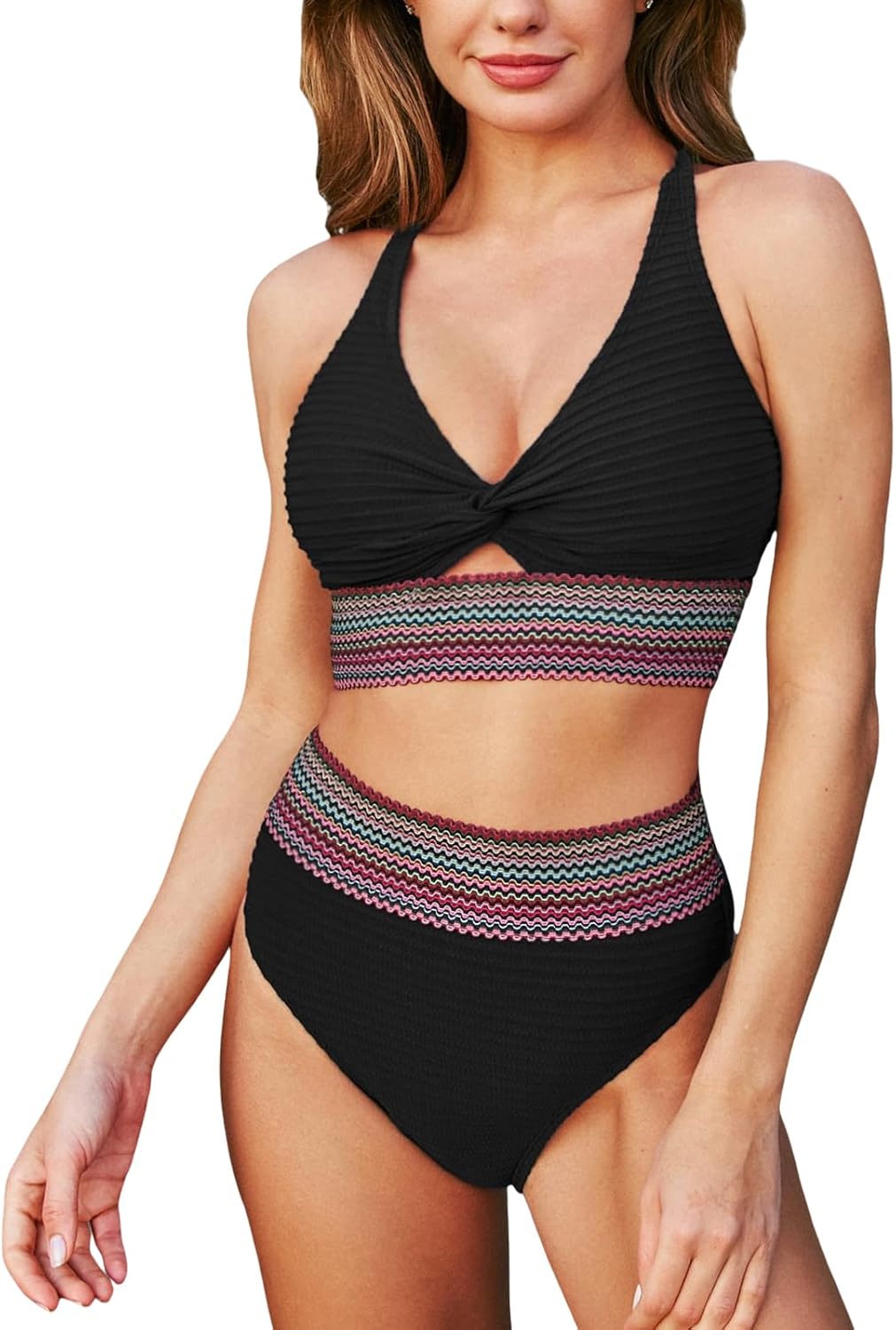 Conjunto de bikini negro: top triangular anudado y braguita alta con franja de rayas