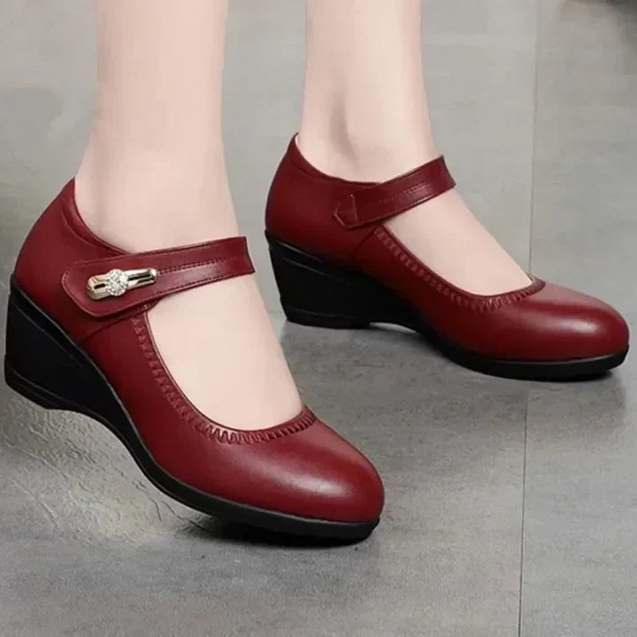 Zapatos de tacón medio burdeos con tira ajustable y adorno metálico en el empeine