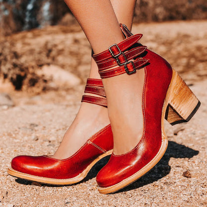 Zapatos de tacón rojos con tiras y hebilla frontal, tacón de madera