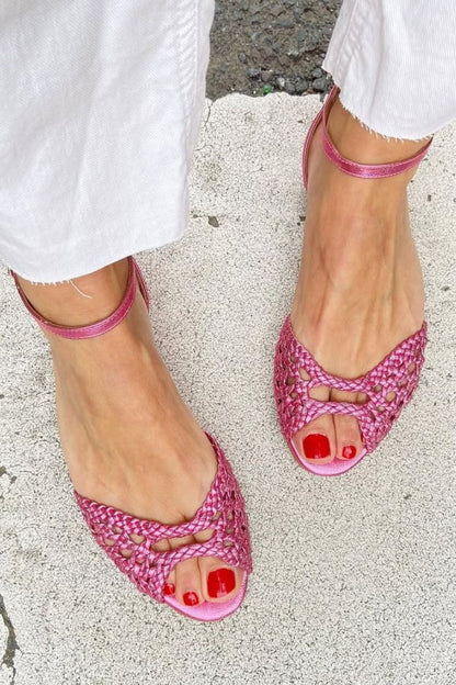 Sandalias rosas de punta abierta con tejido entrelazado y pulsera ajustable en tobillo