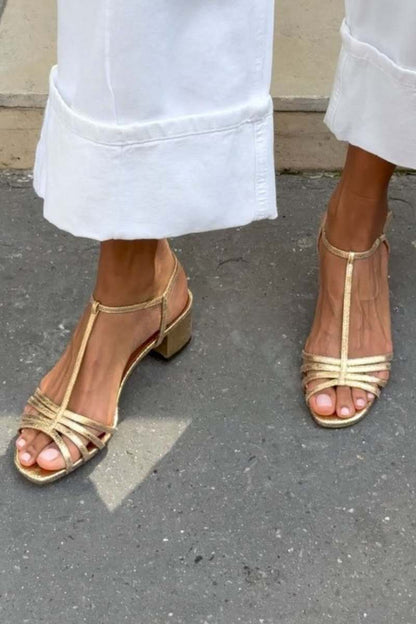Sandalias doradas de tacón cuadrado bajo con tiras finas y dedos descubiertos