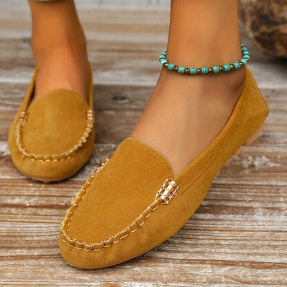 Bailarinas tipo mocasín Kaia de ante mostaza, con hebillas metálicas y costuras envolventes
