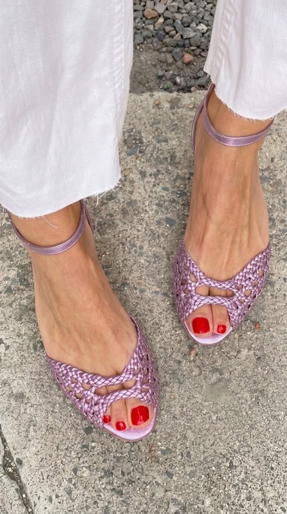 Sandalias intrecciadas lila con punta abierta y pulsera al tobillo