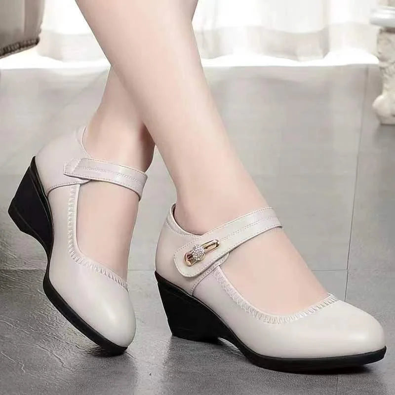 Zapatos de tacón medio beige con tira ajustable y adorno central metálico