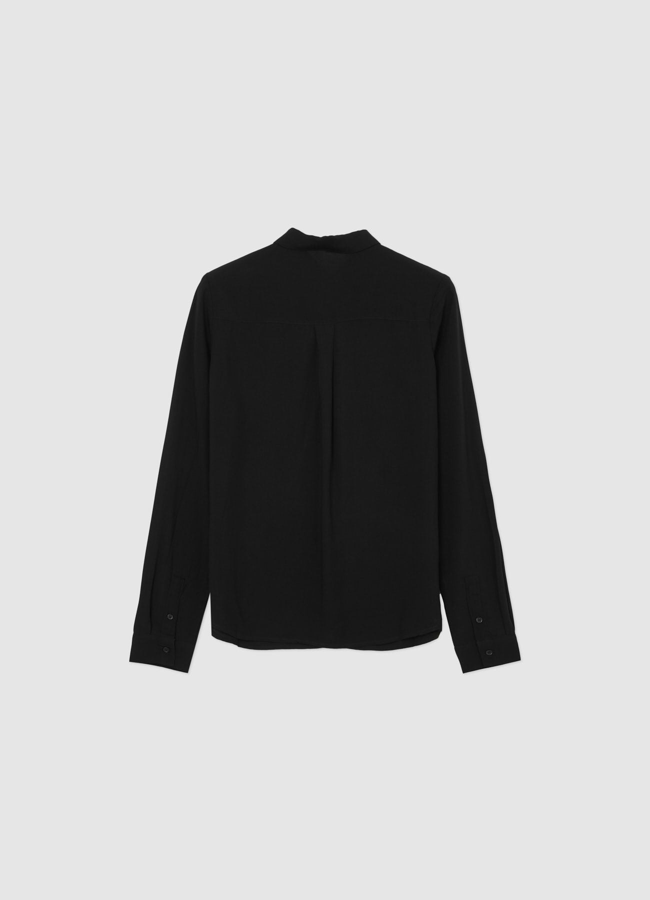 Camisa negra lisa de manga larga, vista trasera, abotonada.