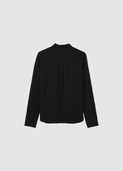 Camisa negra lisa de manga larga, vista trasera, abotonada.