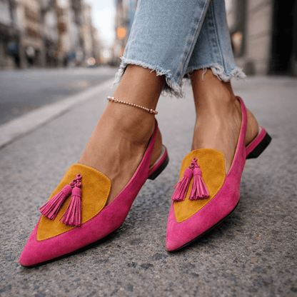 Sandalias de ante fucsia con borlas y panel mostaza, tacón bajo