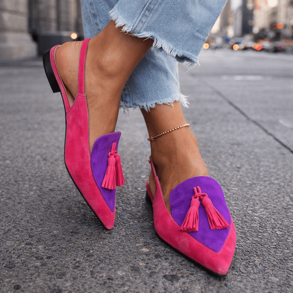 Sandalias de ante fucsia con tiras y borlas moradas, tacón bajo