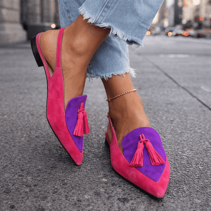 Sandalias de ante fucsia con tiras y borlas moradas, tacón bajo