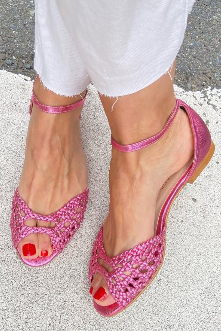 Sandalias intrecciadas fucsia con pulsera al tobillo y tejido tipo rejilla