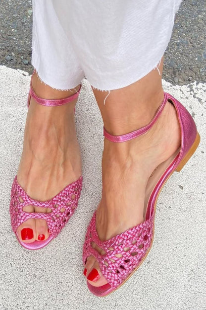 Sandalias intrecciadas fucsia con pulsera al tobillo y tejido tipo rejilla