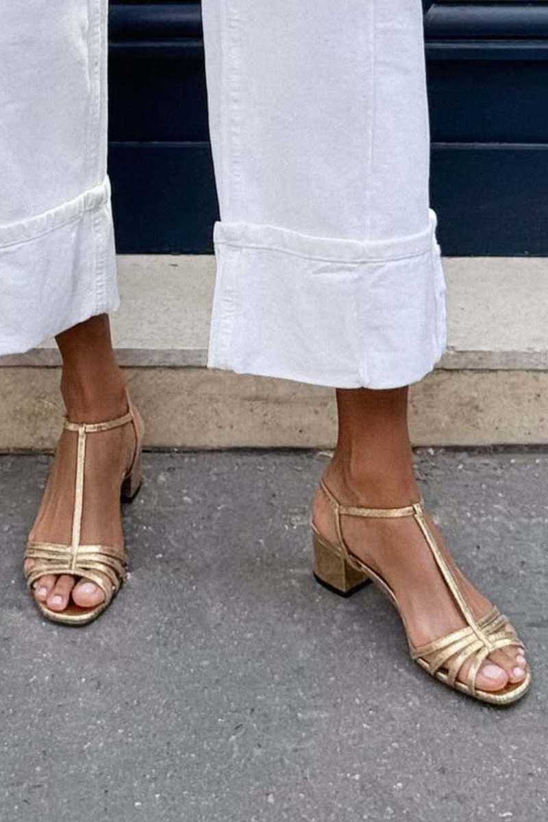Sandalias doradas de tacón cuadrado con tiras cruzadas y pulsera ajustable