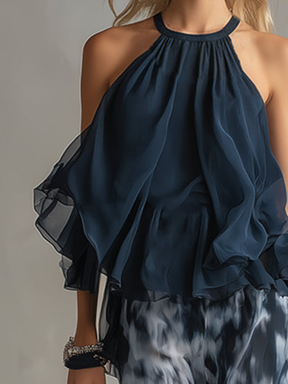 Blusa sin mangas azul marino de cuello alto con volantes en capas