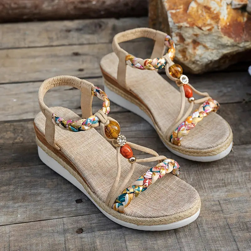 Sandalias beige con plataforma de yute, tiras trenzadas multicolor y abalorios