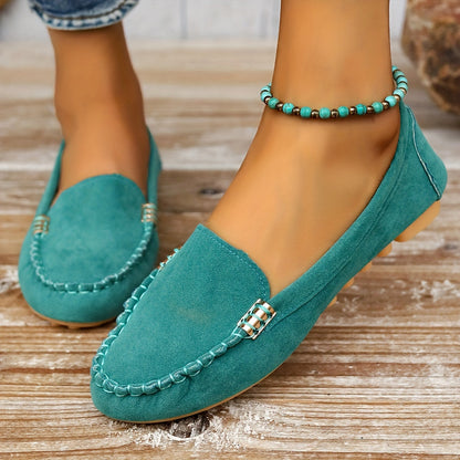 Bailarinas tipo mocasín Kaia de ante verde esmeralda, con pulsera de cuentas y hebillas