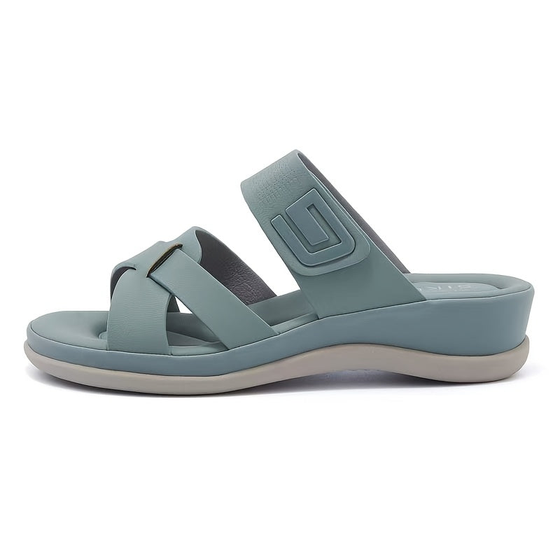Sandalias Iris azul claro con diseño moderno y emblema rectangular en la correa