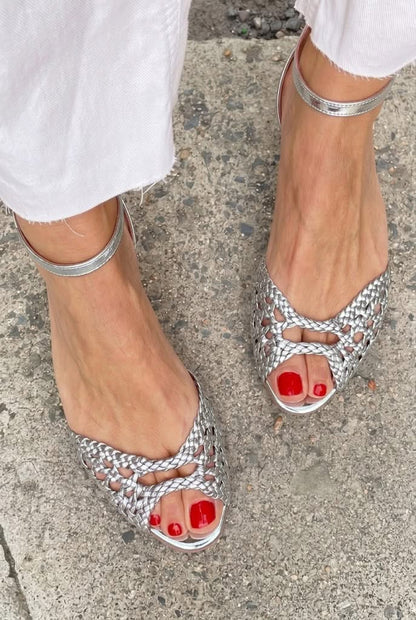 Sandalias intrecciadas plateadas con punta abierta y pulsera al tobillo