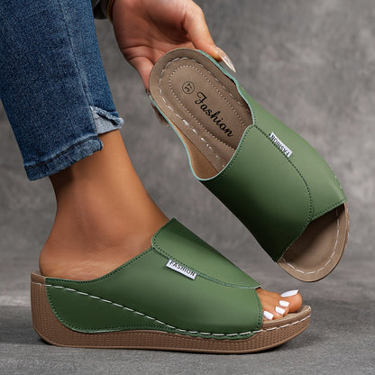 Sandalias tipo zueco con arco plantar, verdes, suela de cuña marrón con costuras visibles