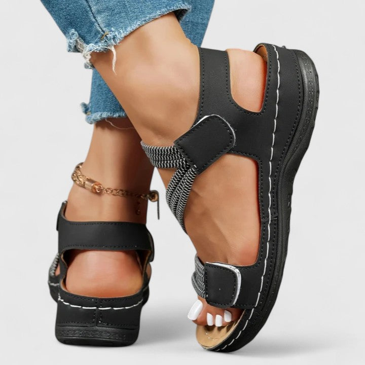 Sandalias ortopédicas elegantes Nina negras con cierre de velcro y soporte en talón