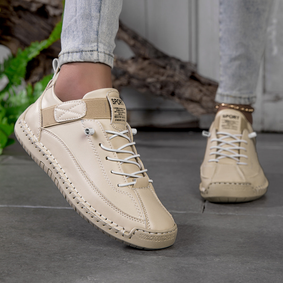 Zapatillas ortopédicas beige con cordones y suela amortiguada, vista lateral.
