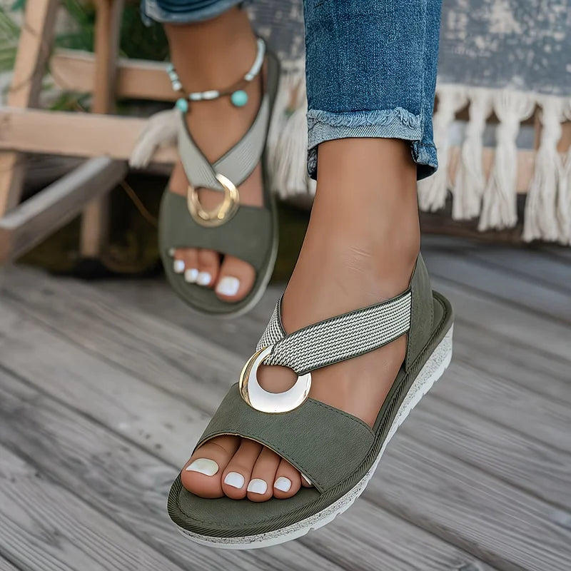 Sandalias planas verde oliva con hebilla metálica dorada y tira de malla