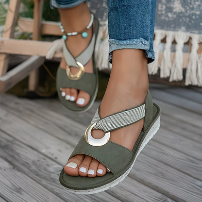 Sandalias planas verde oliva con hebilla metálica dorada y tira de malla