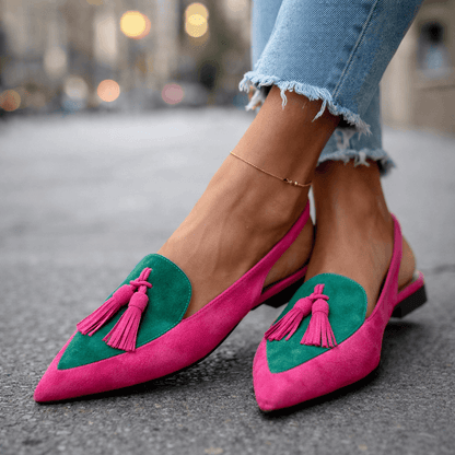 Sandalias de ante fucsia y verde con borlas, tiras finas, tacón bajo