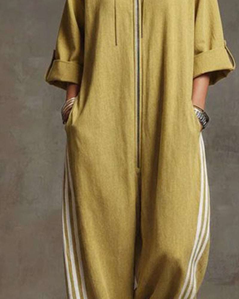 Chándal Alessia amarillo con cremallera frontal y diseño de franjas blancas contrastadas.