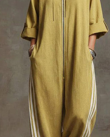 Chándal Alessia amarillo con cremallera frontal y diseño de franjas blancas contrastadas.