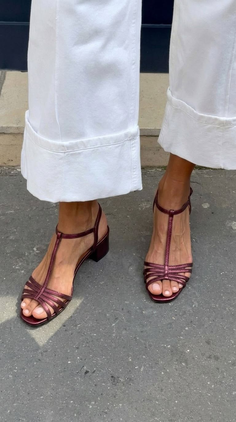 Sandalias burdeos de tacón medio con tiras cruzadas y pulsera ajustable