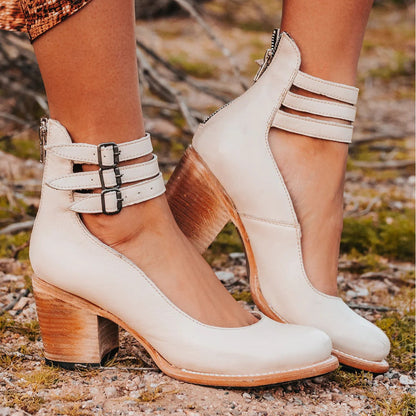 Zapatos de tacón blancos tipo botín con dos tiras y hebilla, tacón de bloque