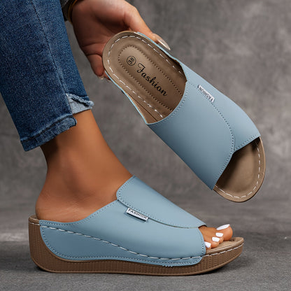 Sandalias tipo zueco con arco plantar, azul claro, suela de cuña marrón y costuras a la vista
