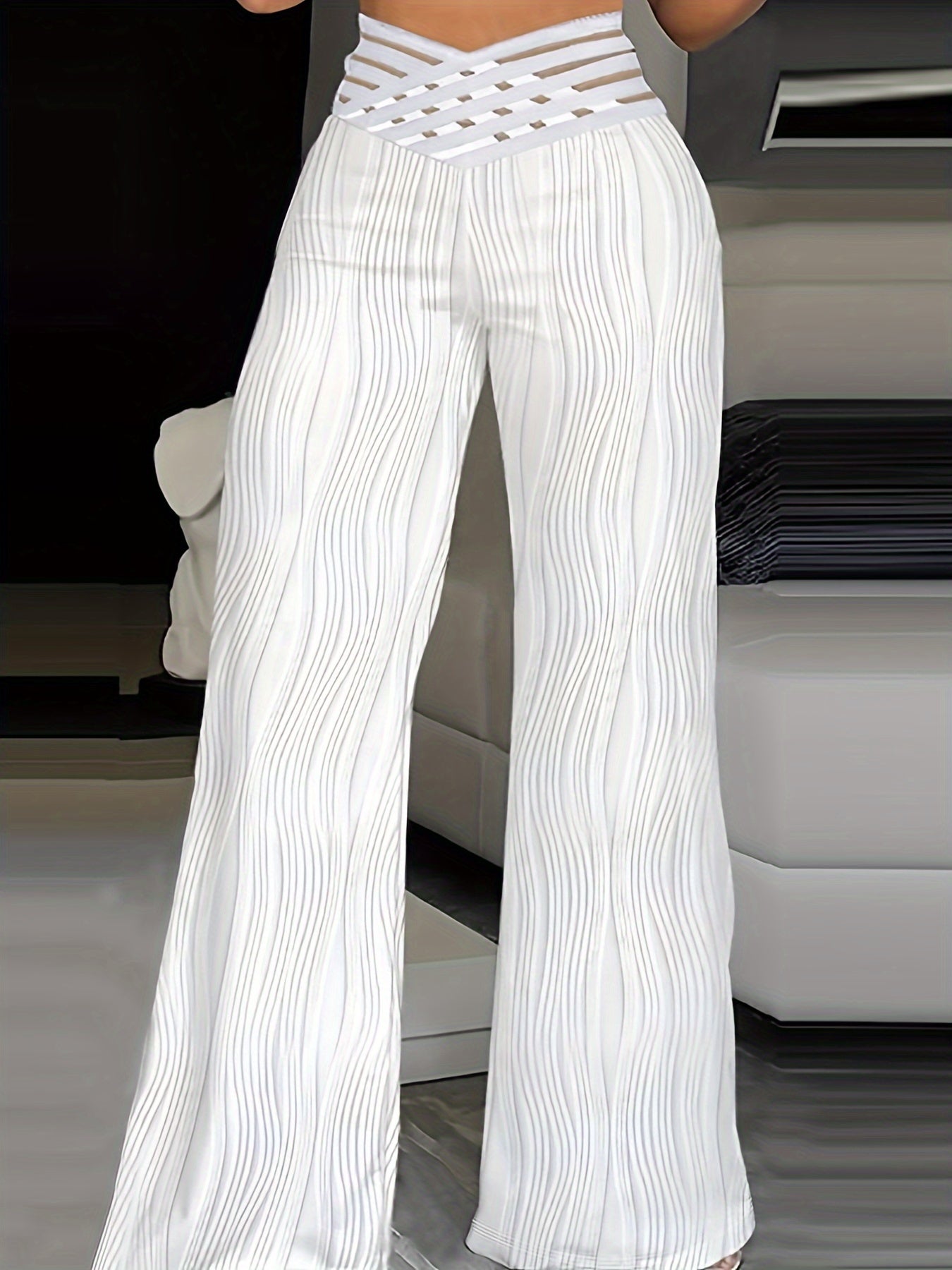 Pantalones blancos de cintura alta cruzados, con rayas verticales onduladas y pierna acampanada