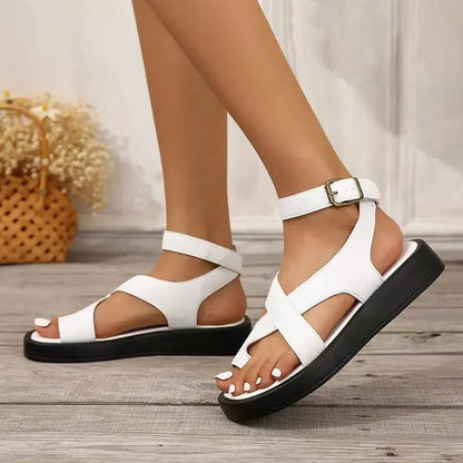 Sandalias ortopédicas blancas con tiras ajustables y hebilla, suela robusta
