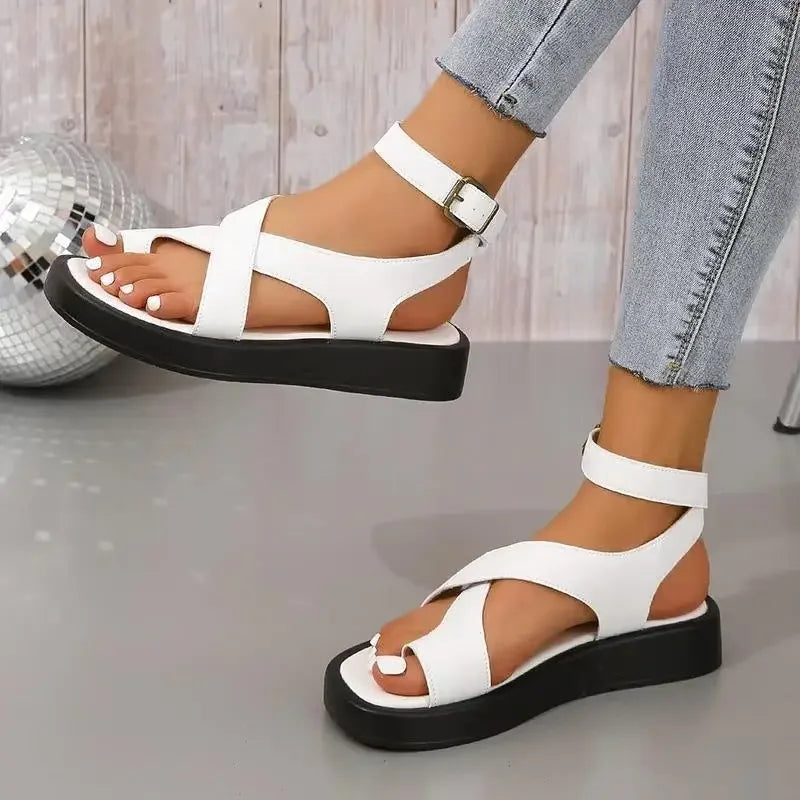 Sandalias ortopédicas blancas con dos tiras y hebilla, suela de plataforma ancha
