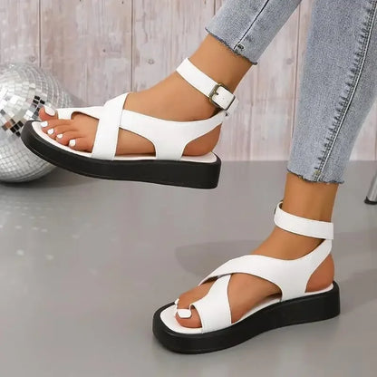 Sandalias ortopédicas blancas con dos tiras y hebilla, suela de plataforma ancha