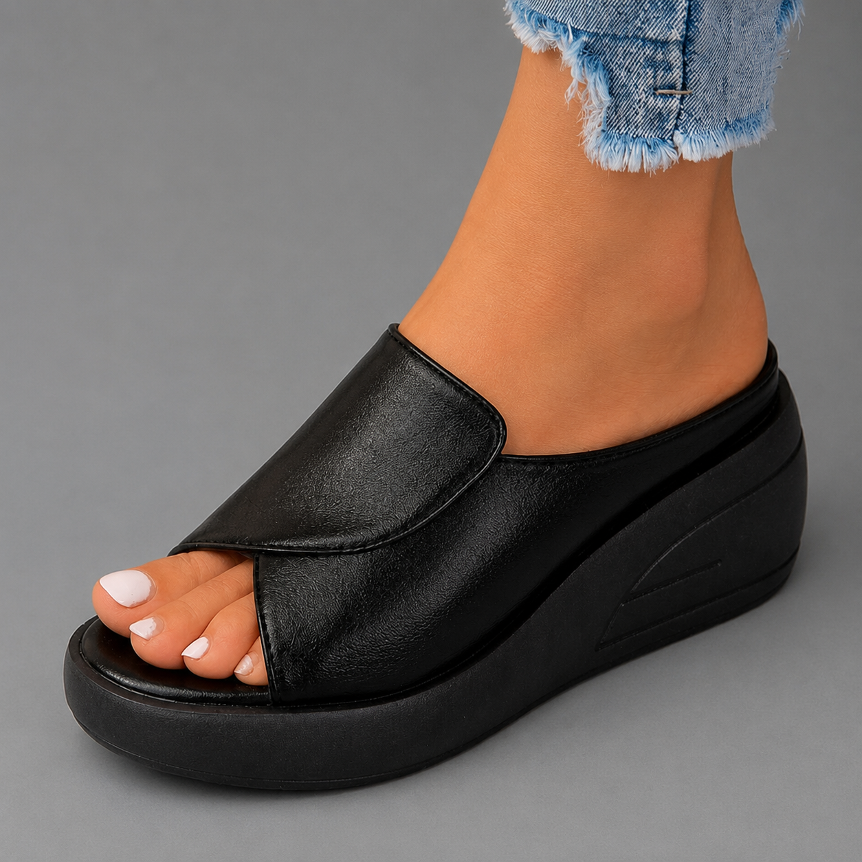Sandalias Celine™ ortopédicas tipo mule con cuña, negras, sin cierres y punta abierta.