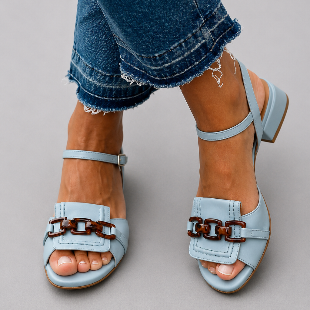Sandalias Azzurra celestes con hebilla, cadena metálica y tacón bajo