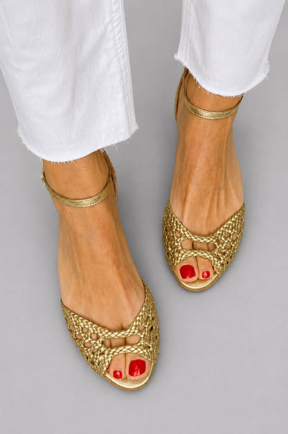 Sandalias doradas de punta abierta con tejido entrelazado y pulsera fina al tobillo