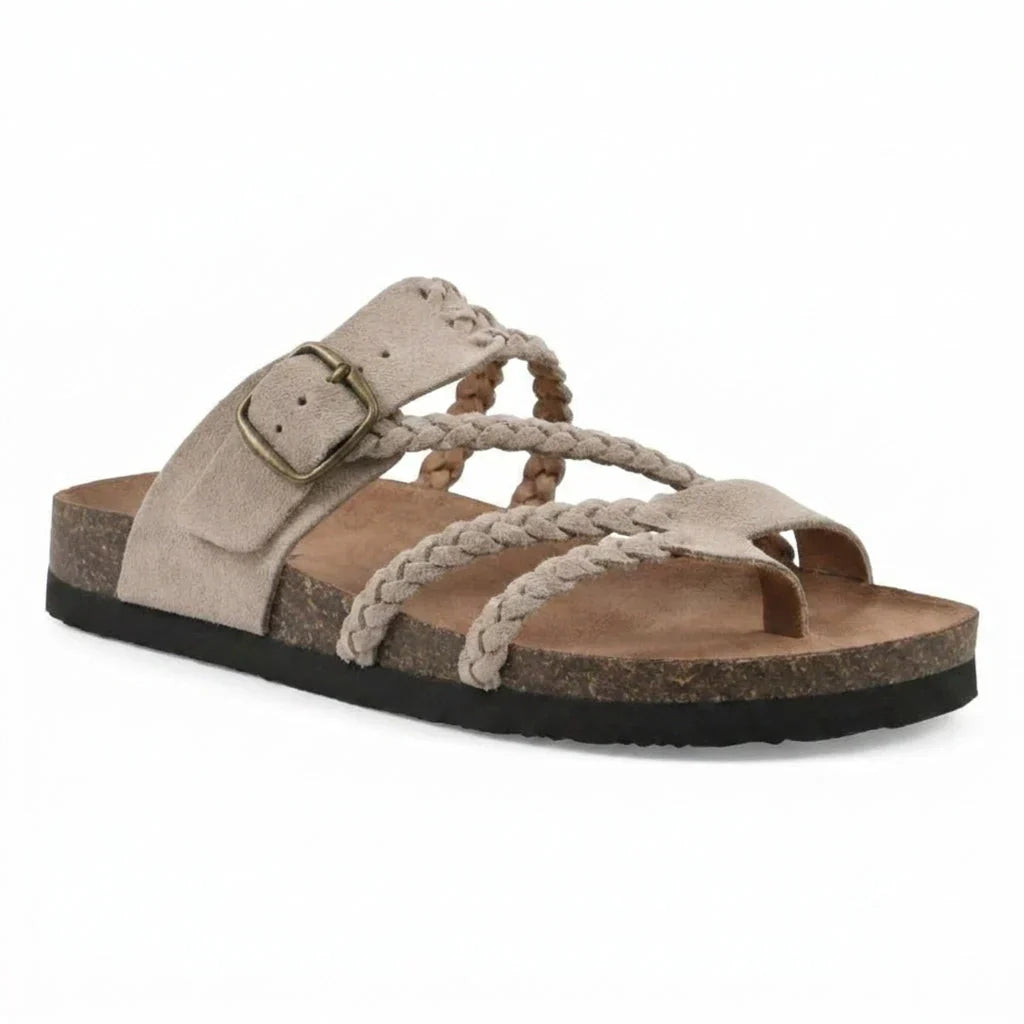 Sandalias ortopédicas beige con tiras trenzadas y hebilla metálica plateada