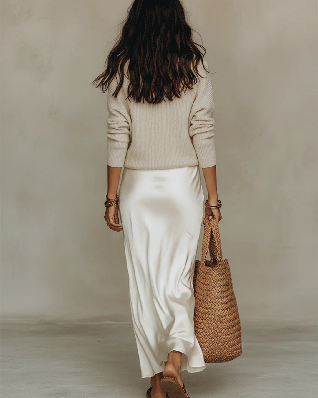 Vestido midi satinado blanco con jersey de punto; vista trasera con dobladillo al tobillo