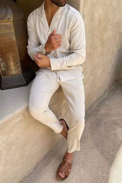 Conjunto premium de hombre blanco, camisa cruzada con botones y pantalón entallado