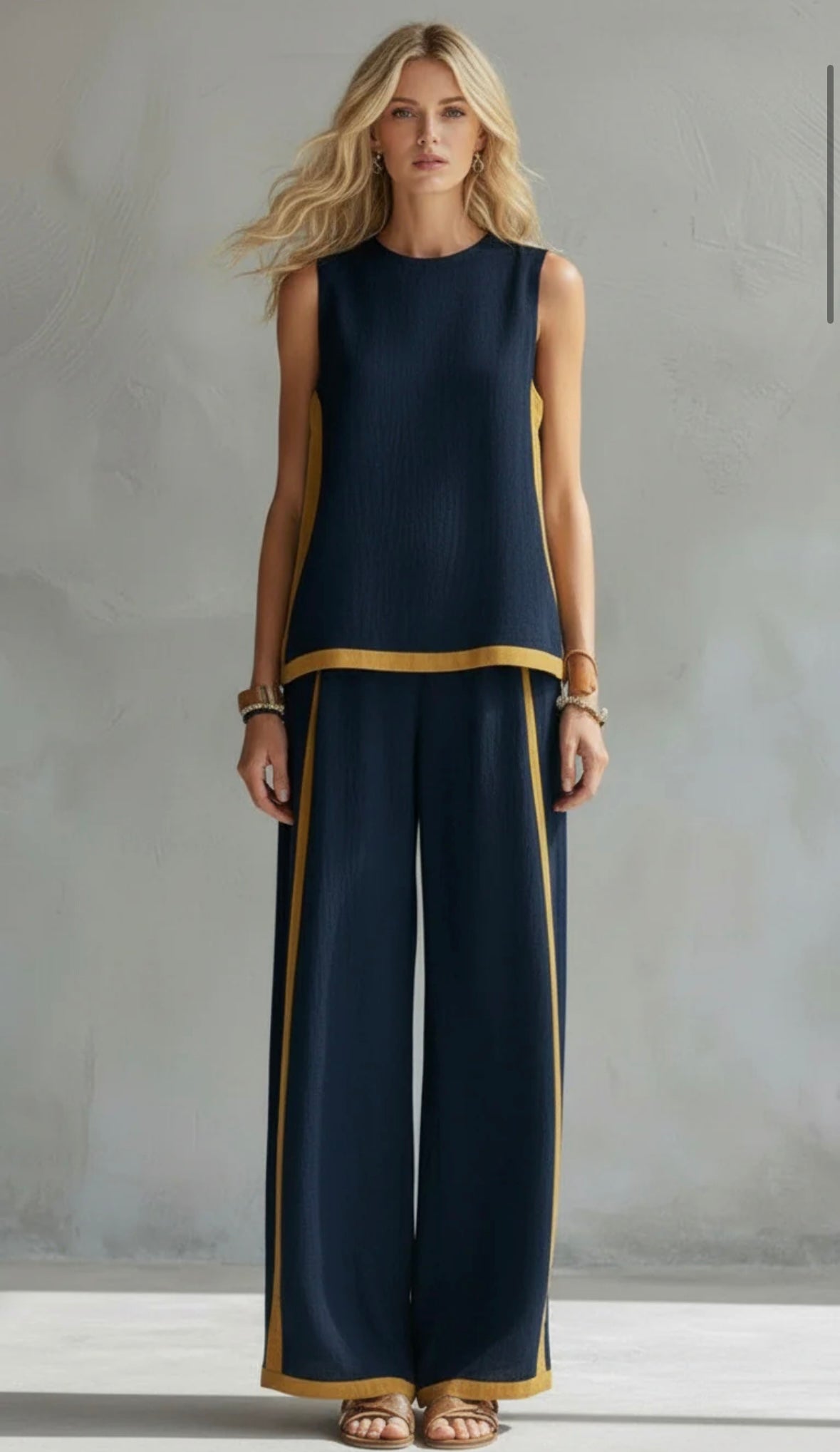 Conjunto de algodón y lino azul marino sin mangas con pantalón ancho y ribete amarillo