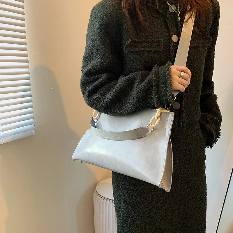 Bolso de hombro de cuero blanco con asa superior y correa