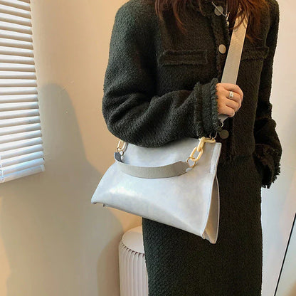 Bolso de hombro de cuero blanco con asa superior y correa