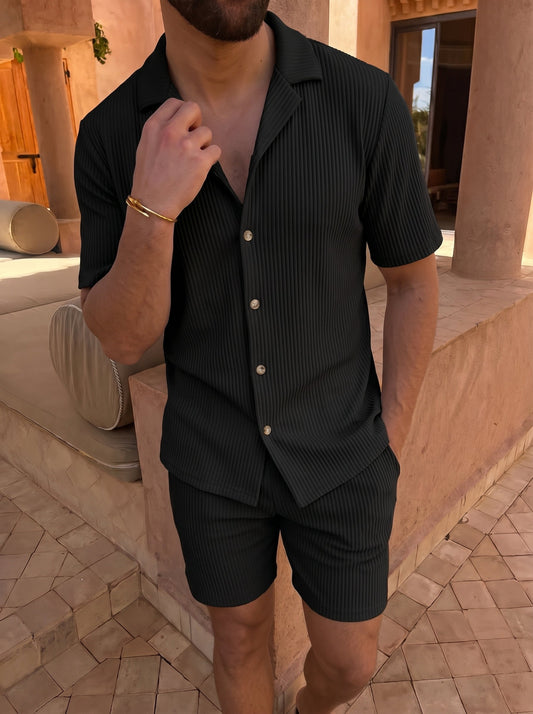 Conjunto negro de camisa con botones y bermudas a juego, rayas verticales