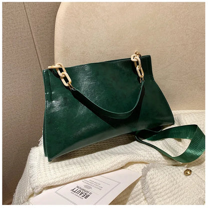 Bolso de hombro de cuero verde con hebillas y correa cruzada