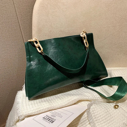 Bolso de hombro de cuero verde con asa superior y correa ajustable