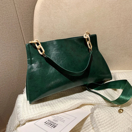 Bolso de hombro de cuero verde con asa superior y correa ajustable